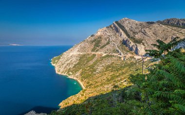 Hırvat deniz kıyısının bir parçası olan Makarska Rivierası.