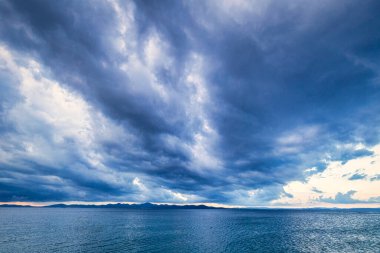 Adriyatik Denizi 'nde dramatik sabah gökyüzü.