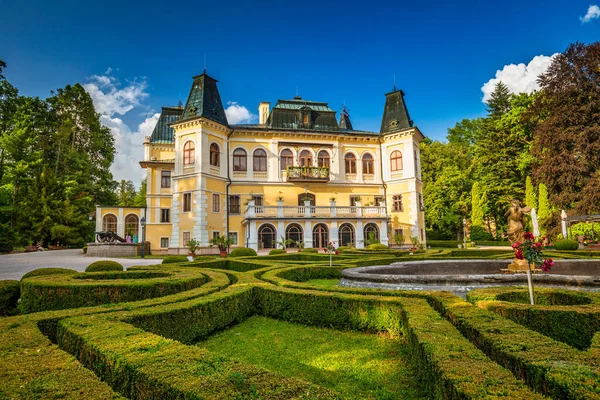 Betliar Manor House se zahradou v parku, Slovensko. — Stock fotografie