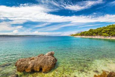 Hırvat deniz kıyısının bir parçası olan Makarska Rivierası.