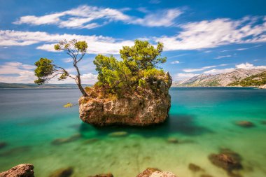 Brela Stone, Punta Rata plajının hemen dışında küçük bir kaya adası..