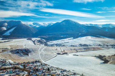 Karlı kış manzarası, Rajec Vadisi, Slovakya.