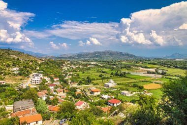 Shkoder şehrinin dış mahallelerinde, arka planda dağ sıraları var..