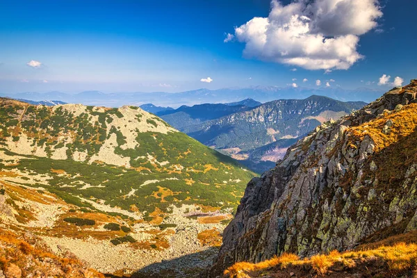 Bergigt landskap med kullar och dalar under höstsäsongen. — Stockfoto