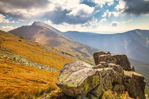 Berglandschap met heuvels en dalen in het najaar. — Stockfoto