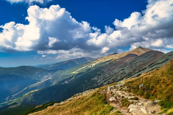 Гірський пейзаж з пагорбами і долинами в осінній сезон . — стокове фото