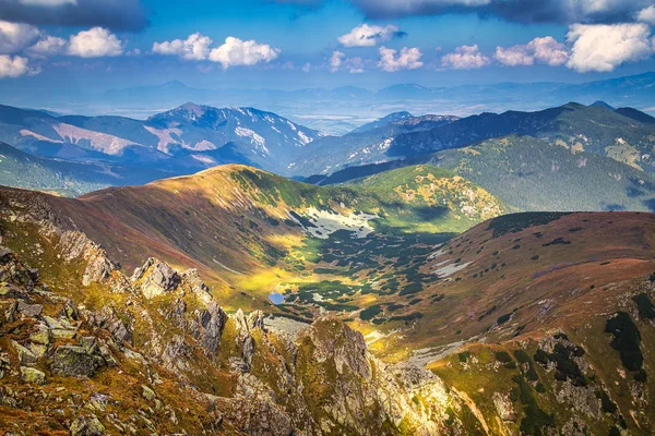 Ορεινό τοπίο με λόφους και κοιλάδες την εποχή του φθινοπώρου. — Φωτογραφία Αρχείου