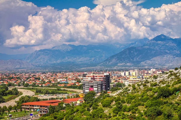 Uma vista da cidade de Shkoder sob as montanhas, Albânia . — Fotografia de Stock