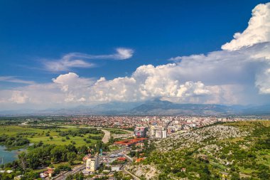 Arnavutluk 'un dağların altındaki Shkoder kentinin manzarası.