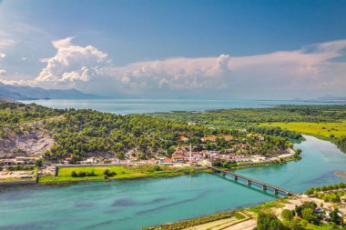 Arnavutluk ve Karadağ arasında yer alan Güney Avrupa 'nın en büyük gölü olan Skadar Gölü. Şkoder kenti, Arnavutluk ve Avrupa 'daki The Fortress Rozafa' dan görüntü.