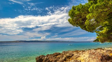Hırvat deniz kıyısının bir parçası olan Makarska Rivierası.