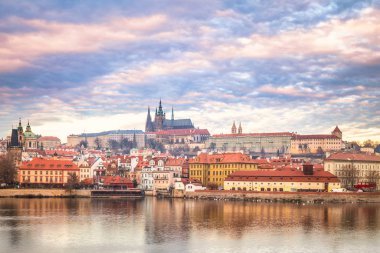 Vltava nehrinin yukarısındaki Prag Kalesi..