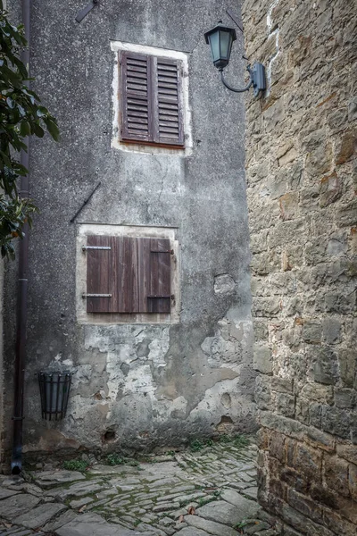 Steinfassaden alter Häuser in alten Straßen. — Stockfoto