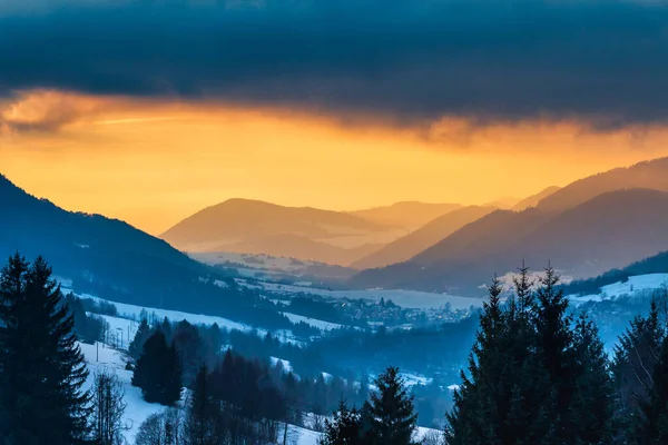 Vinter bergslandskap i solnedgången. — Stockfoto