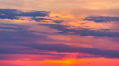 Gün batımında gökyüzünden yaratılan arkaplan kırmızı bulutlarla kaplı..