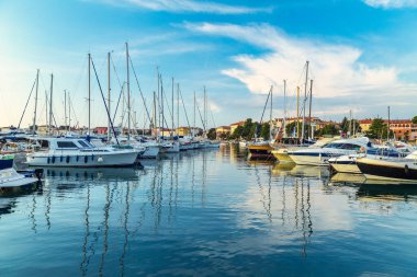 Adriyatik Denizi Hırvatistan, Europe Porec şehirde yerleşik tekneler ile liman.