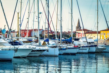 Adriyatik Denizi Hırvatistan, Europe Porec şehirde yerleşik tekneler ile liman.