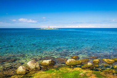 Porec kasabası, Hırvatistan ve Avrupa yakınlarında deniz feneri olan küçük bir ada.