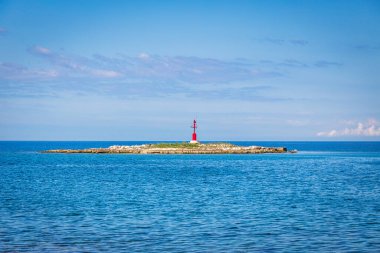 Porec kasabası, Hırvatistan ve Avrupa yakınlarında deniz feneri olan küçük bir ada.