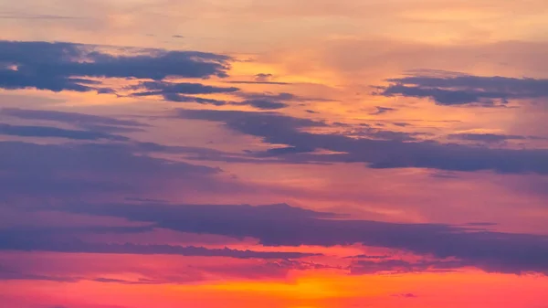 Gün Batımında Gökyüzünden Yaratılan Arkaplan Kırmızı Bulutlarla Kaplı — Stok fotoğraf