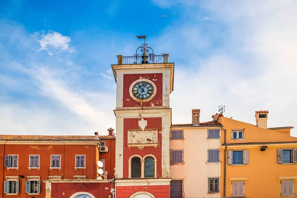 Uma Torre Relógio Vermelho Praça Marsala Tita Cidade Rovinj Croácia — Fotografia de Stock