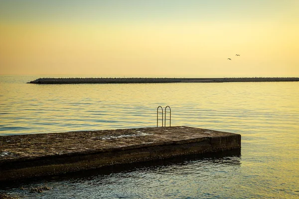 Zeelandschap Bij Zonsondergang Met Betonnen Pier Haven — Stockfoto