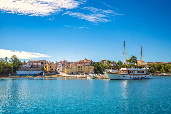 Hırvatistan 'ın Zadar İlçesi, Avrupa' daki Private laka köyünde rıhtımlı tekneleri olan liman..