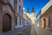 Historická ulice vedoucí ke kostelu sv. Mikuláše, gotické katedrále ve městě Trnava, Slovensko, Evropa.