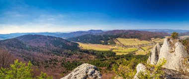 Bahar zamanı dağ manzarası. The National Nature Reserve Sulov Rocks, Slovakya, Avrupa 'daki Zibrid adlı tepeden görüntü.