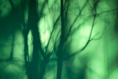 Bir evin renkli cephesinde gölgeler tarafından yaratılan soyut arkaplan.