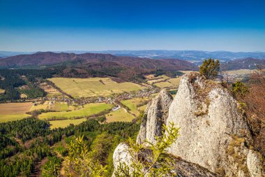 Bahar zamanı dağ manzarası. The National Nature Reserve Sulov Rocks, Slovakya, Avrupa 'daki Zibrid adlı tepeden görüntü.