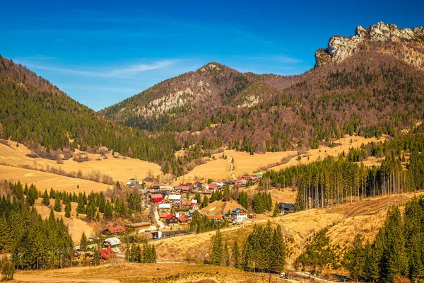 Paisaje Con Montañas Primavera Aldea Stefanova Debajo Gran Colina Rozsutec — Foto de Stock