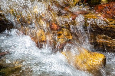 Bahar mevsiminde Wild Creek 'in detaylı manzarası var. Mala Fatra Ulusal Parkı, Slovakya, Avrupa.