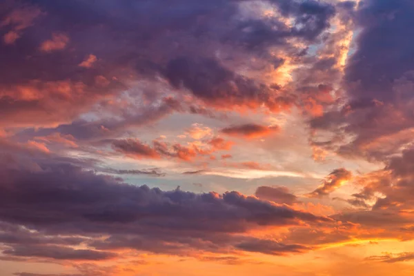 Gün Batımında Gökyüzü Renkli Bulutlarla Kaplıdır — Stok fotoğraf