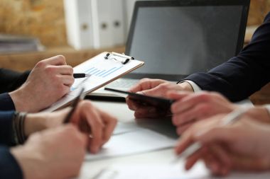 Bir grup sorun üzerinde kasıtlı insan