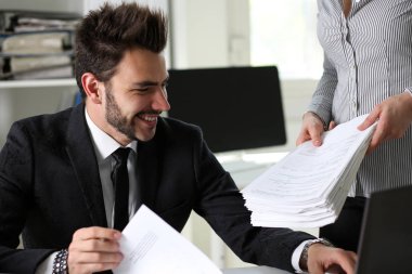 Kadın çalışan gösterir belgeler Paket Yöneticisi