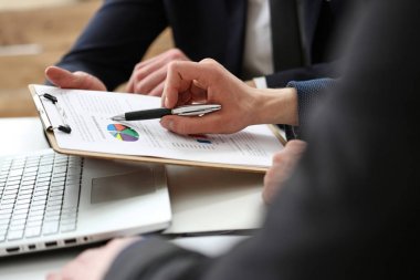 Bir grup sorun üzerinde kasıtlı insan