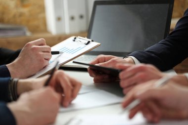 Bir grup sorun üzerinde kasıtlı insan