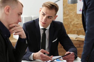 Bir grup sorun üzerinde kasıtlı insan