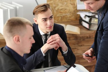 Bir grup sorun üzerinde kasıtlı insan