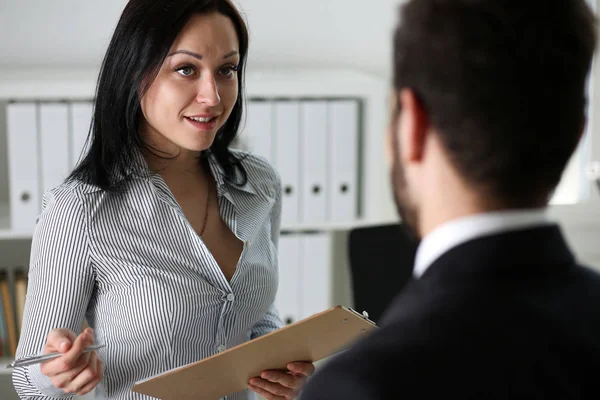 Retrato de mujer hermosa en el lugar de trabajo — Foto de Stock