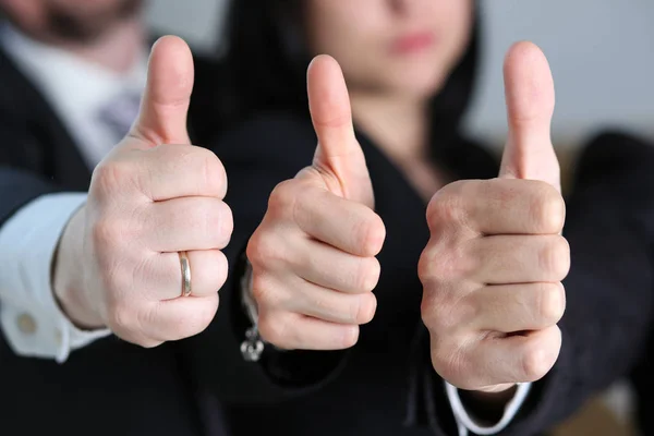 Grupa ludzi wyświetlane Ok lub zatwierdzenia znak z kciukiem — Zdjęcie stockowe