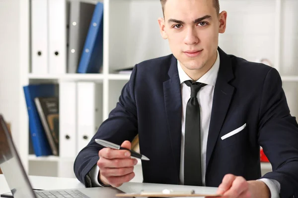 Hombre de negocios guapo en traje retrato en el lugar de trabajo — Foto de Stock