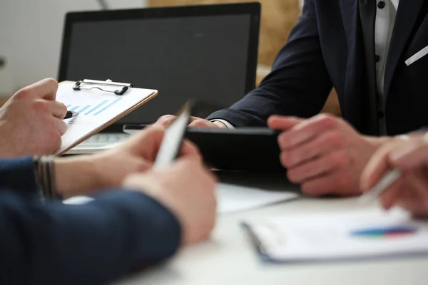 Grupo de personas deliberan sobre el problema — Foto de Stock