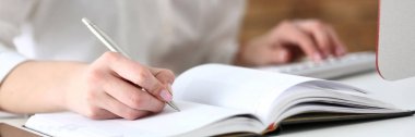 Gümüş kalem Not yapmaya hazır tutmak el