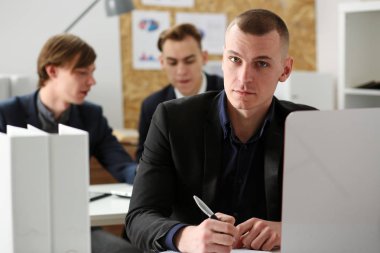 Takım elbise portre office işyerinde yakışıklı işadamı