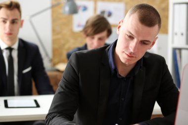 Takım elbise portre office işyerinde yakışıklı işadamı