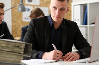 Takım elbise portre office işyerinde yakışıklı işadamı