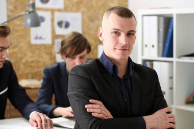 Yakışıklı işadamı portre işyerinde