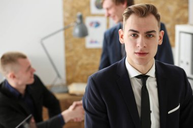 Yakışıklı gülümseyen iş adamı takım elbise portre işyerinde